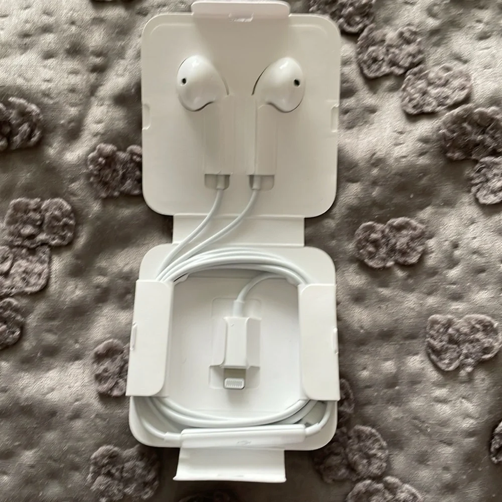 White Wired Apple Earbuds